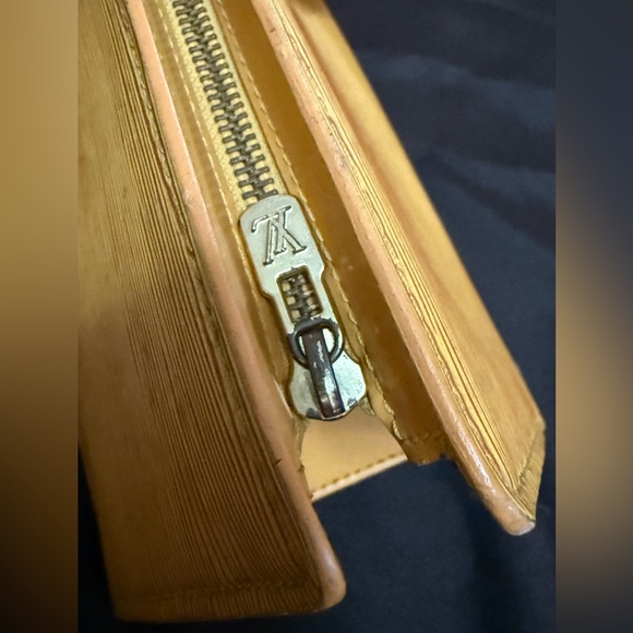 LOUIS VUITTON SAC TRIANGLE EPI - Picture 14 of 16